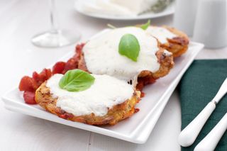 Schabowe caprese - przepis na pyszny schab z pomidorem i mozzarellą