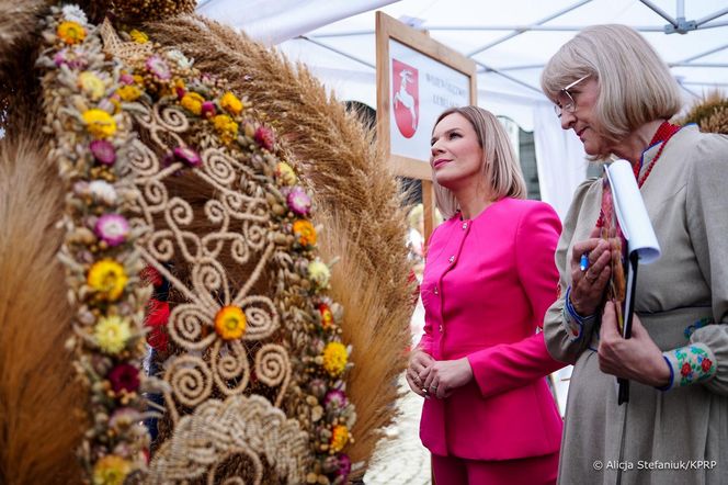 Marta Nawrocka w różu zachwyca na dożynkach! Wiemy, kto wygrał konkurs na najpiękniejszy wieniec