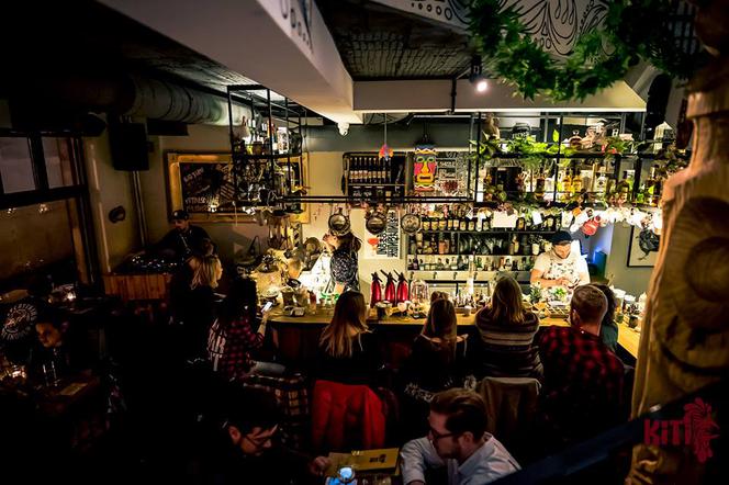 Te miejsca mają swój klimat! Oto TOP 10 najbardziej niezwykłych barów w Warszawie [GALERIA]