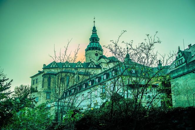 Ten zamek wygląda jak z filmu fantasy.  Leży tuż przy granicy z Polską 