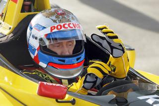 F1. Premier Rosji Władymir Putin mknął w bolidzie Renault - prawie 240 km/h! GALERIA+WIDEO