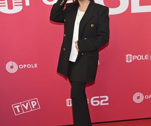 Konferencja prasowa 62. edycji Krajowego Festiwalu Polskiej Piosenki w Opolu. Tłum gwiazd na czerwonym dywanie