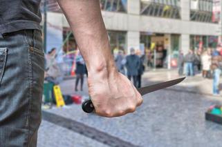 Kraków: Nożownik, który ugodził ochroniarza w centrum handlowym wciąż na wolności