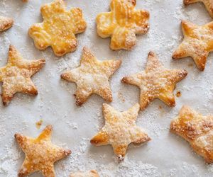 Te świąteczne ciasteczka robią się same! Tylko 2 składniki i 5 minut – hit Bożego Narodzenia