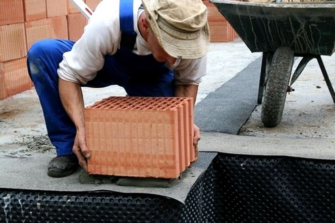 Pustaki ceramiczne - układanie pierwszej warstwy