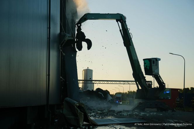  Kawle. Pożar zakładu przetwórstwa drobiowego. 120 strażaków walczy z żywiołem w czwartek, 14 sierpnia. Jeden z nich zaginął [ZDJĘCIA]