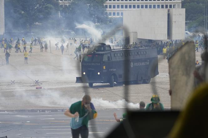 Brazylia. Szturmujący pozostawili po sobie pobojowisko. Minister pokazał biuro. "Zbrodnia"