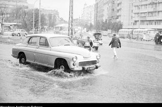 QUIZ PRL. Polska Ludowa na kołach i szynach: sprawdzian Twojej motoryzacyjnej pamięci! 