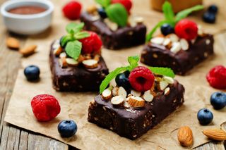 Brownie bez pieczenia: zdrowy i pyszny deser bez mąki i jajek