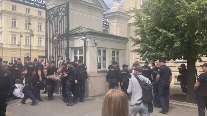 Rektor UW wezwał policję. Mundurowi wynieśli protestujących studentów