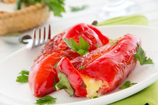 Papryka z grilla: nadziewana serem feta