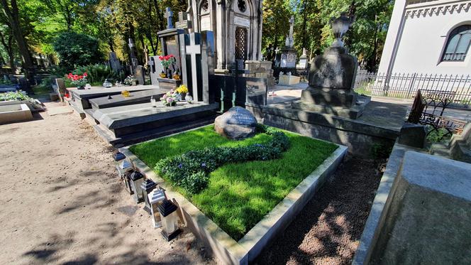 Jak zmienił się grób Piotra Woźniaka-Starak?