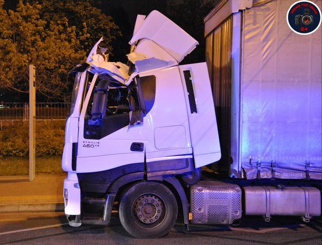 Warszawa. TIR uderzył w stalową belkę pod nowo budowany wiadukt