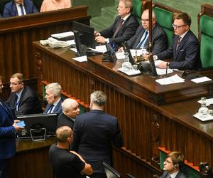 Niebywałe sceny w Sejmie tuż przed głosowaniem ws. Wosia. Kaczyński podbiegł do Hołowni! Nie był sam 
