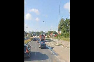 Białystok: pożar domu przy ul. Młynowej. Z ogniem walczą cztery jednostki straży pożarnej