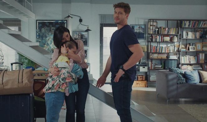 M jak miłość odc. 1879. Iza (Adriana Kalska), Maja (Laura Jankowska), Marcin (Mikołaj Roznerski)