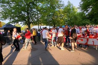 Kibice skandują Lewandowski pod stadionem w Helsinkach