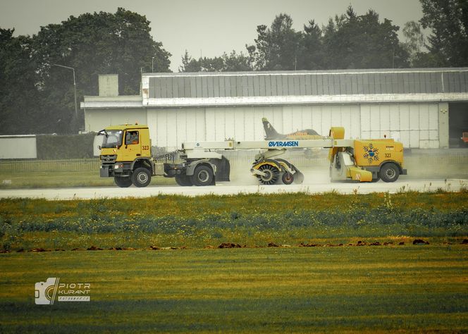 Wzruszający gest pilotów odlatujących z Radomia. Polska flaga na niebie dla „Slaba”