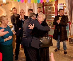 Na Wspólnej, odc. 4000. Maria (Bożena Dykiel), Włodek (Mieczysław Hryniewicz), Roża (Halina Rasiakówna), Bogdan (Wojciech Brzeziński), Roman (Waldemar Obłoza), Igor (Jakub Wesołowski), Kamil (Kazimierz Mazur)