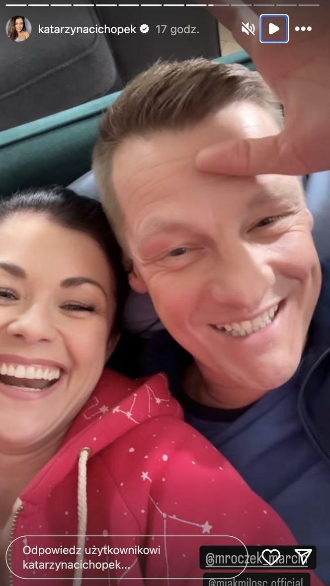 M jak miłość po wakacjach. Kinga (Katarzyna Cichopek) na planie, Piotrek (Marcin Mroczek)