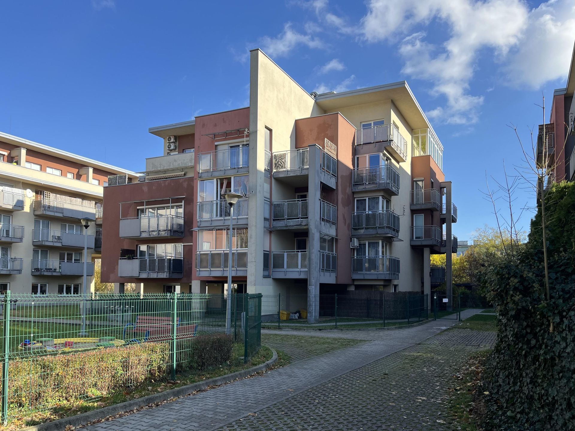 Teligi 26 w Krakowie. Blok z ukrytym balkonem