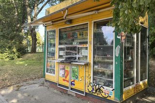 22-latek włamał się do kiosku. Nagrała go kobieta myjąca okna
