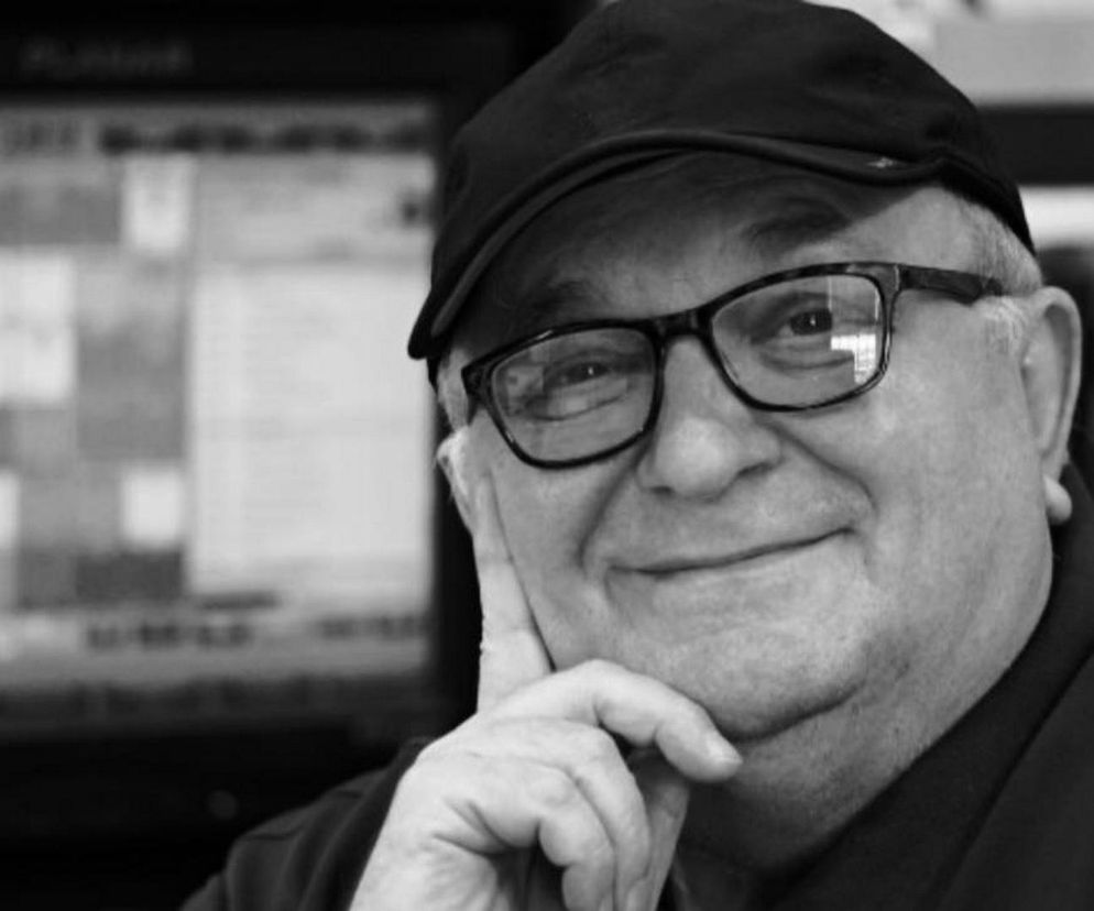Uśmiechnięty Krzysztof Arsenowicz w czapce z daszkiem i okularach. O uhonorowaniu Polaka w Chicago przeczytasz na SE USA.