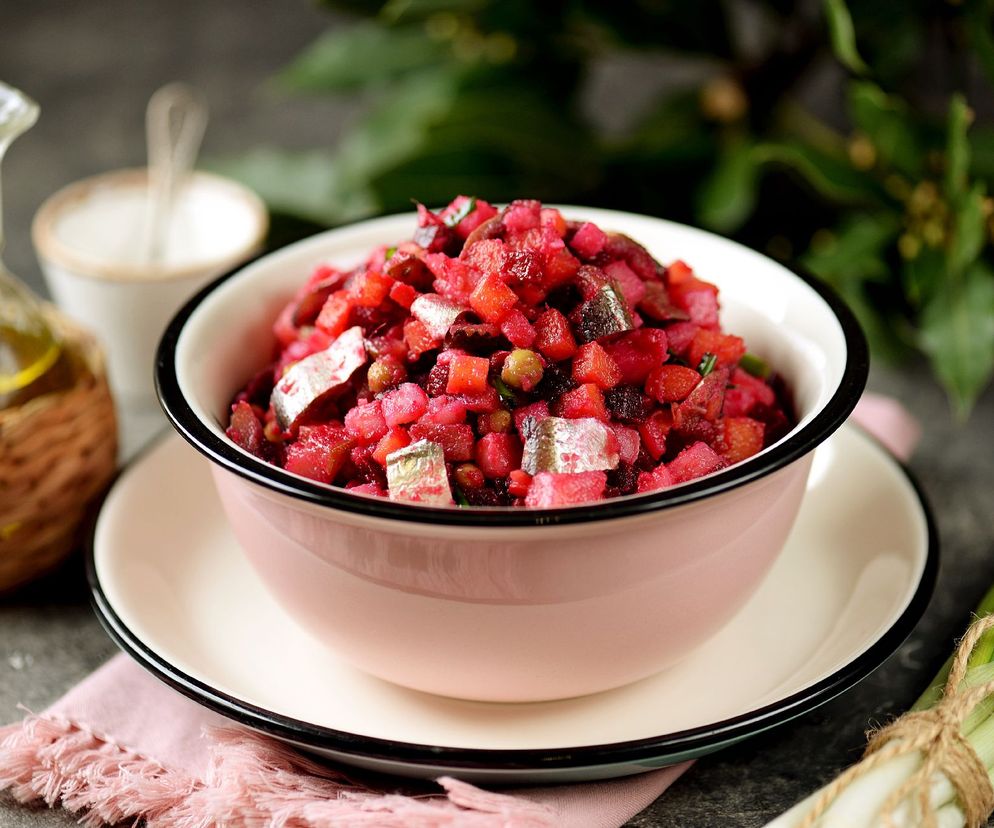 Sałatka lwowska wg Magdy Gessler. Charakterny ukraiński przysmak z buraków, śledzi i nie tylko