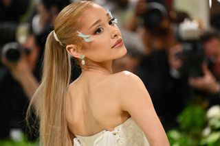 Ariana Grande odpowiada, czy illuminati istnieje. Jej odpowiedź niepokoi!