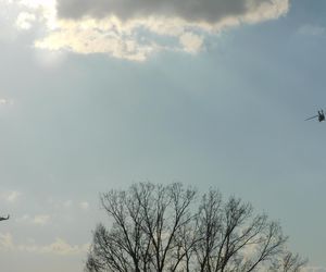 Strzały i wybuchy w Warszawie. Helikoptery nad miastem, na ulicach uzbrojone pojazdy! Co się dzieje? 	