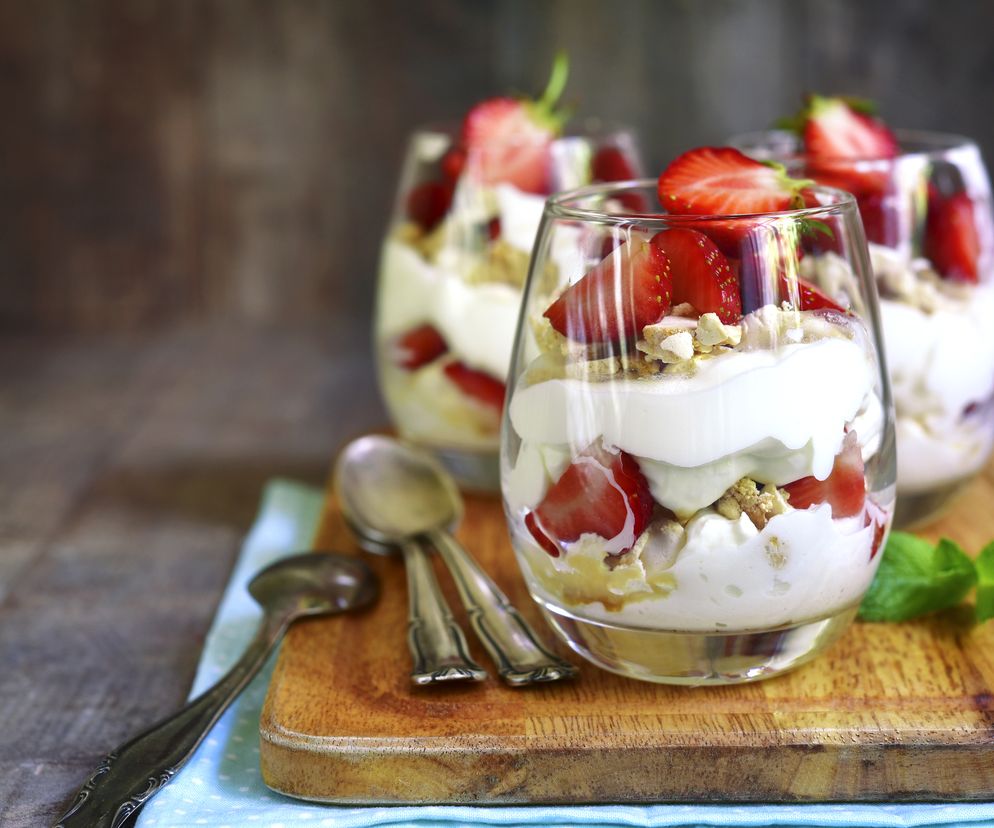 Deser z bezami, truskawkami i bitą śmietaną: przepis na Eton Mess