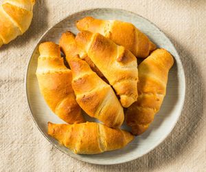 Sekret udanych rogalików drożdżowych. Dzięki temu przepisowi zawsze wyjdą idealne