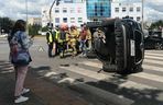Kolizja na Sokołowskiej w Siedlcach. Jedno auto przewróciło się na bok