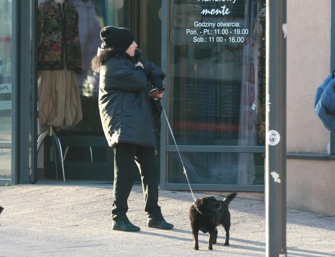 Krystyna Janda w Sopocie zamiast wdychać jod - kurzy jak lokomotywa!