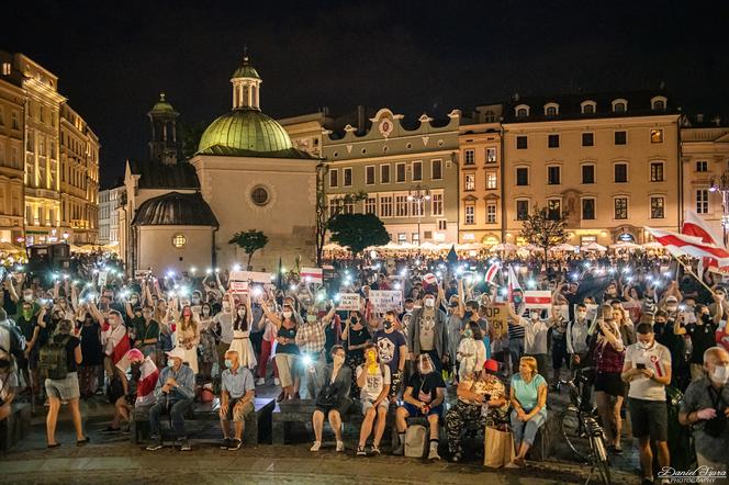 Manifestacja Białorusinów na rynku w Krakowie. "Precz z Łukaszenką!"