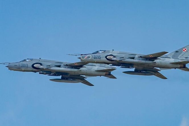 Su-22 żegna się z Piłą – pożegnalny przelot dziś nad lotniskiem