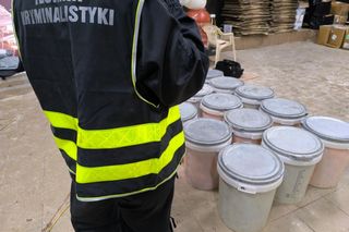 Nielegalna fabryka farmaceutyków pod Warszawą. Sprowadzali z Chin, wysyłali na Zachód