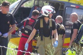 Mężczyzna wciągnięty przez śmieciarkę. Rannego przetransportowano do szpitala w Warszawie