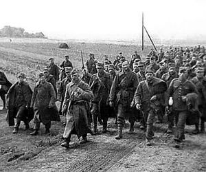 Polscy żołnierze – jeńcy wojenni konwojowani przez Armię Czerwoną do kolejowych punktów załadunku za granicą polsko-sowiecką
