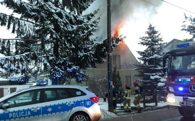 Pasym. Policjanci ewakuowali z płonącego domu 13-latkę i jej 64-letnią babcię [FOTO]