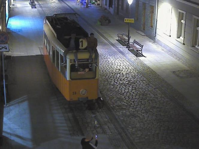Weszli na dach zabytkowego tramwaju w centrum Bydgoszczy