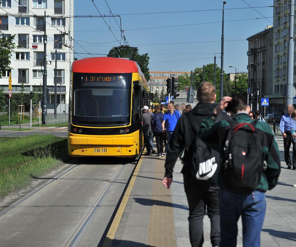 Skandaliczne warunki w komunikacji miejskiej w Warszawie. Pasażerowi gniotą się w tramwajach