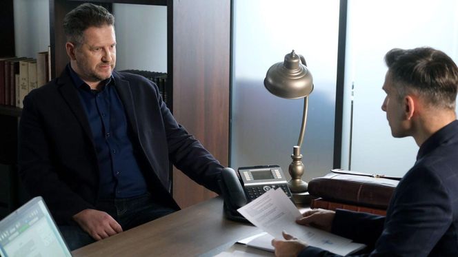 M jak miłość odc. 1852. Kamil Gryc (Marcin Bosak), klient kancelarii - Jabłoński (Marcin Piętowski),