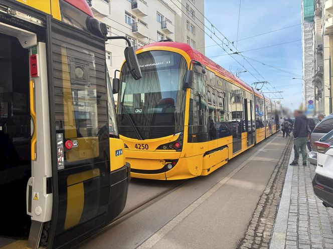 Paraliż w centrum Warszawy. Kierowca BWM zaparkował na torach. Wszystko stanęło!