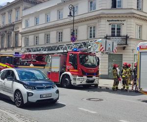 Malutkie dziecko chodziło po parapecie na drugim piętrze kamienicy. Wstrząsające sceny w Warszawie