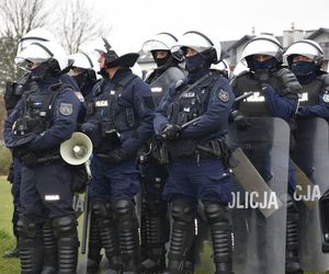 Policja na meczu w Jarosławiu. Kibice wbiegli na murawę 