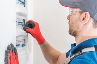 Przegląd instalacji elektrycznej w bloku