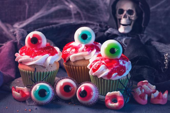 Jak zrobić halloweenowe gałki oczne - bloody eye na trzy sposoby