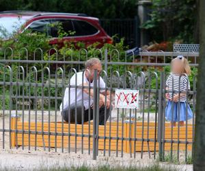 Donald Tusk bawi się z wnuczką
