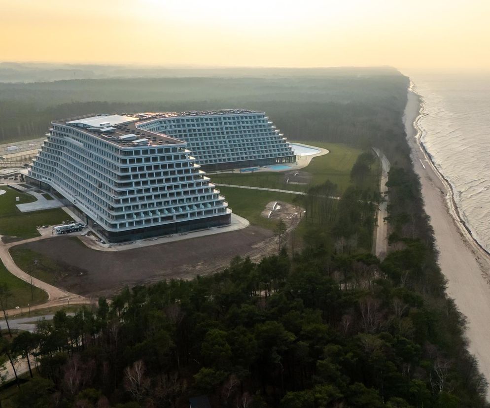 Hotel Gołębiewski w Pobierowie przypomina z daleka ogromny okręt pasażerski